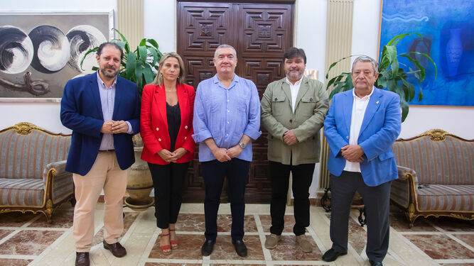 Firma del convenio entre el Ayuntamiento de Huelva y la Hermandad de la Virgen de la Cinta.