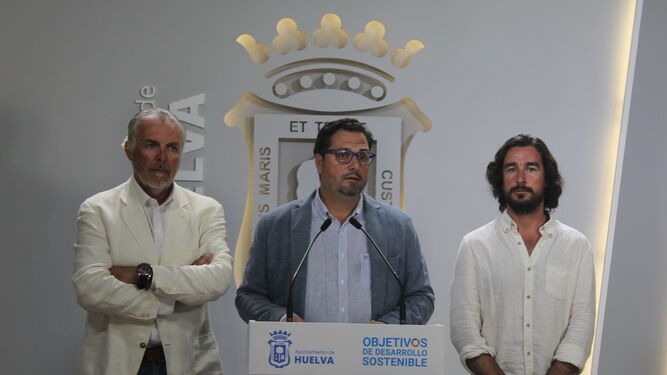 Jaime Pérez junto a los otros dos ediles del Pp en el Ayuntamiento de Huelva.
