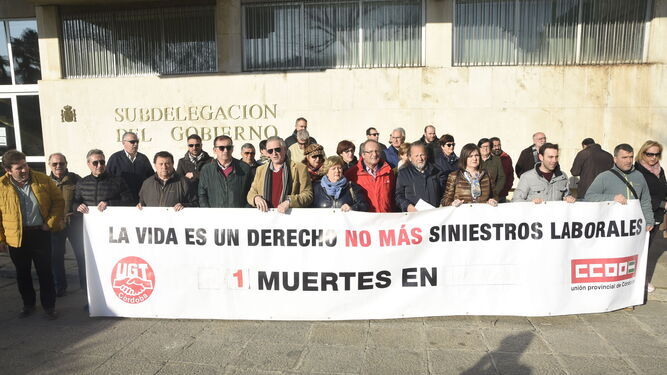 Imagen de archivo de una protesta de los sindicatos onubenses contra la siniestralidad laboral.