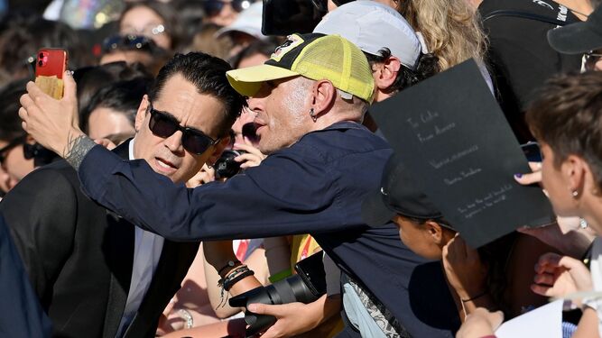 Colin Farrell saludando a sus fans de Venecia.