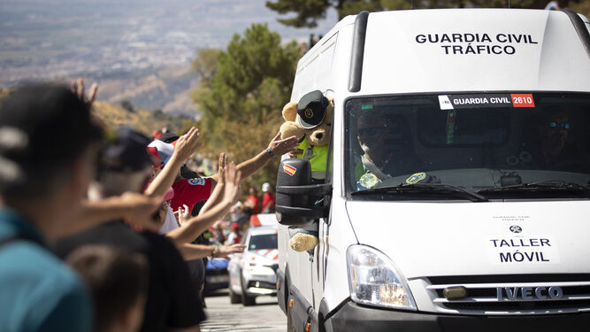 Un vehículo de la Guardia Civil en una de las etapas de la actual Vuelta Ciclista a España.