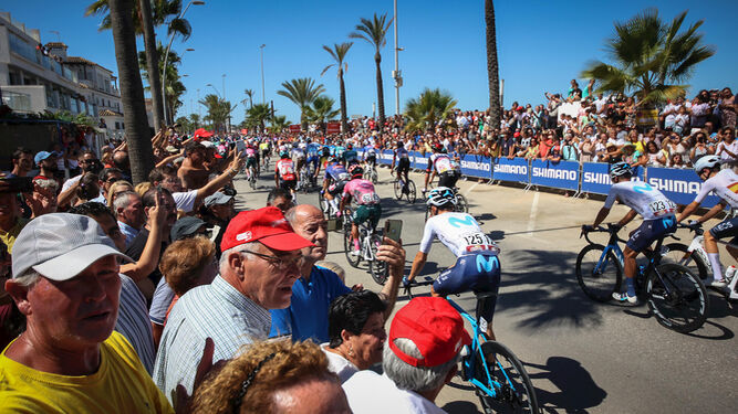 Los ciclistas, arropados por el público durante la etapa de este martes.