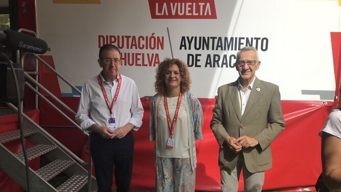 Manuel Guerra, María Eugenia Limón y Juan Antonio García, en Aracena.