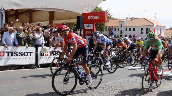 El pelotón de la Vuelta Ciclista a España, en la salida neutralizada por Aracena.