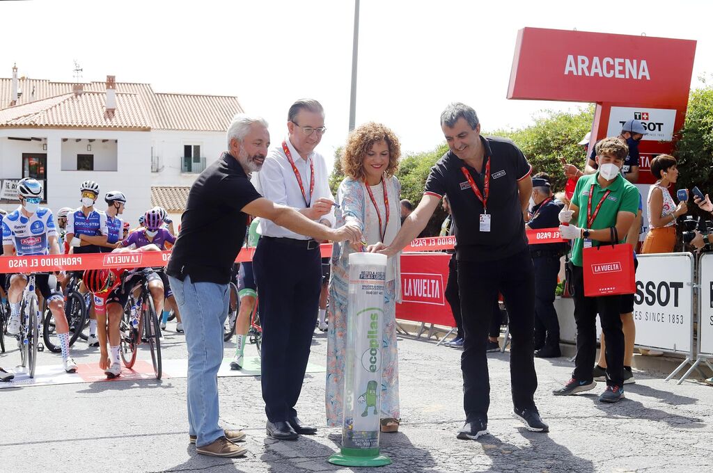 Im&aacute;genes de la Vuelta Ciclista a Espa&ntilde;a en su salida desde Aracena en la 17&ordf; etapa