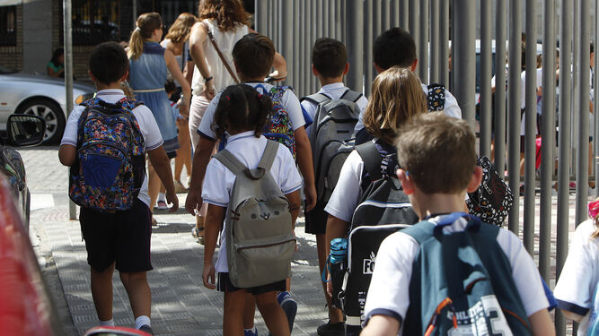 Un grupo de alumnos se dirige al colegio en Sevilla.