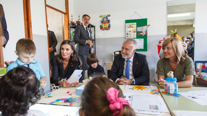 La reina Letizia; el presidente de Canarias, Ángel Víctor Torres; y la ministra de Educación, Pilar Alegría, conversan con alumnos en la inauguración del curso escolar en un centro de Los Llanos de Aridane.