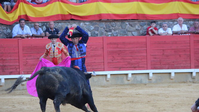 Alejandro Conquero a hombros tras cortar dos orejas el mejor toro de la corrida de Cuadri