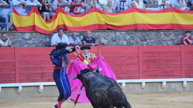 Alejandro Conquero a hombros tras cortar dos orejas el mejor toro de la corrida de Cuadri