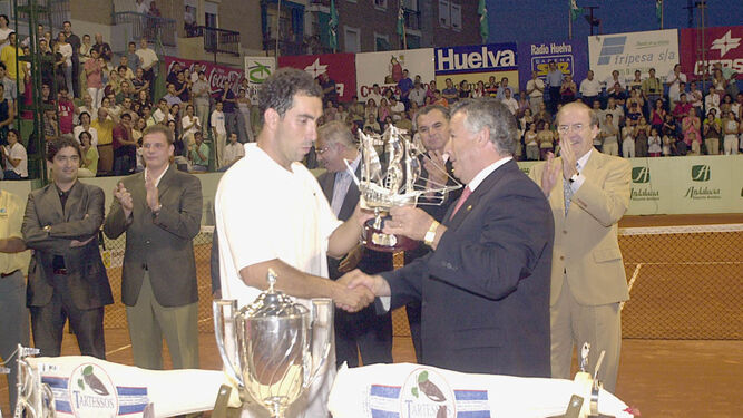 Albert Costa recoge su carabela de finalista de la Copa del Rey de 2002 que perdió ante Corretja.