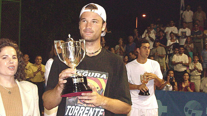 Carlos Moyá, con el trofeo ganado en Huelva en 2000, su cuarto título de Copa del Rey. Al fondo, el finalista ese año, Albert Costa.