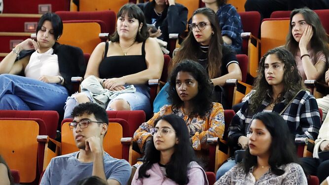 Estudiantes de Erasmus en la recepción de bienvenida de la Universidad de Huelva