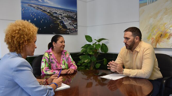 Reunión entre el Ayuntamiento de Punta Umbría y la ONG Accem.