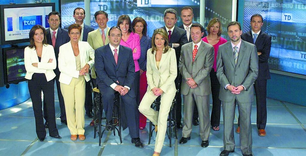 En 2003 con sus compa&ntilde;eros del 'Telediario' en su &uacute;ltima temporada en TVE