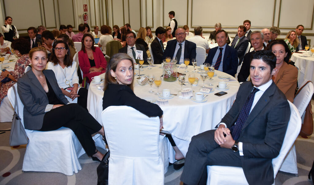 Los invitados al Foro Joly con Juanma Moreno en Madrid, en im&aacute;genes
