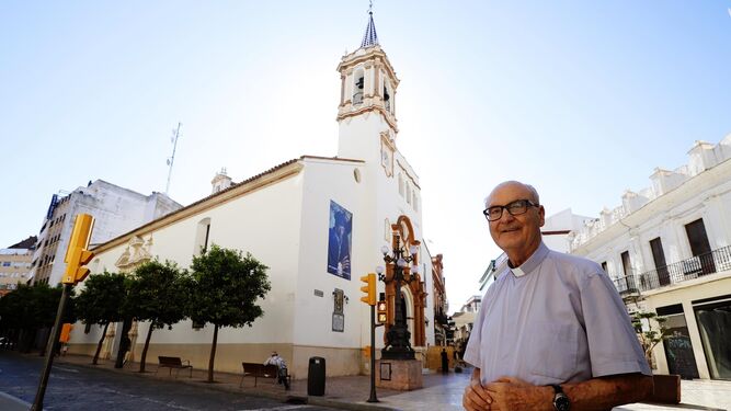 Diego Capado delante de la Iglesia de La Concepción.
