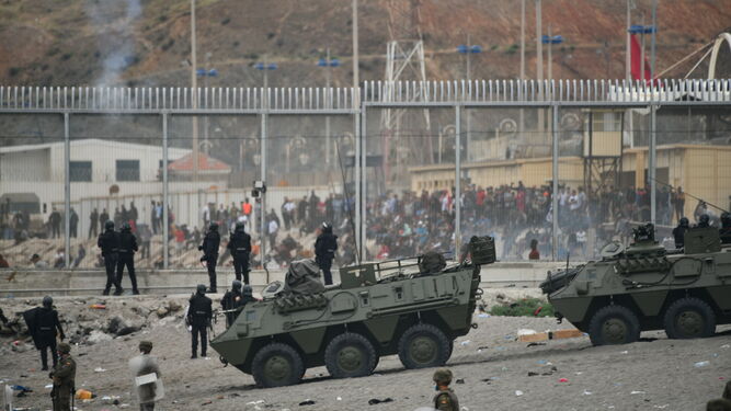 Tanquetas del Ejército junto a la valla  fronteriza entre Ceuta  y Marruecos, en mayo de 2021.