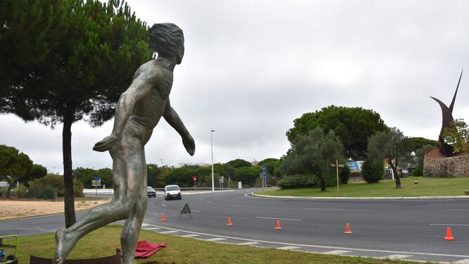 La estatua en su ubicación final a la entrada de Punta Umbría.