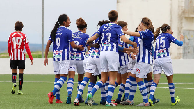 Imagen de archivo. Las jugadoras del Sporting celebran un gol.