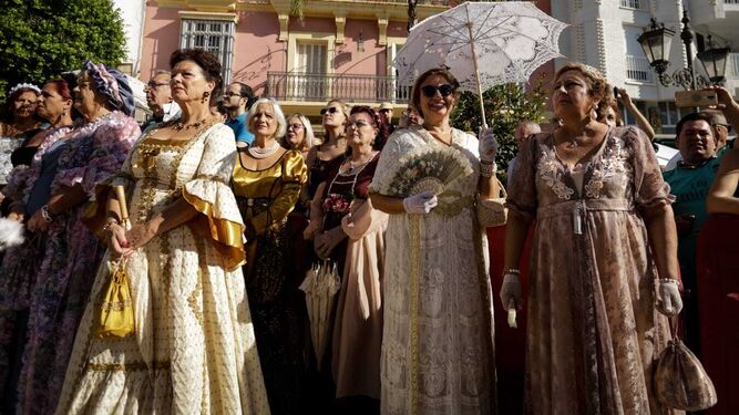 Mujeres de la Asociación 24 de Septiembre con trajes de época en el 24-S de 2022.