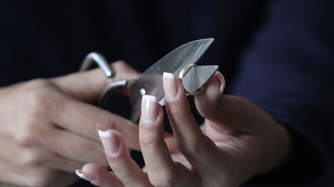 Imagen de archivo de una mujer cortando un anillo.