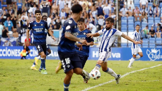 Adriá Arjona presiona a un rival del Betis Deportivo en el último encuentro en Huelva de los albiazules.