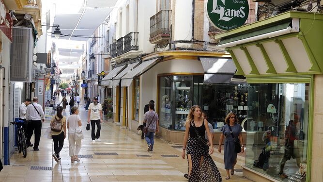 Comercios en las peatonales de Huelva.