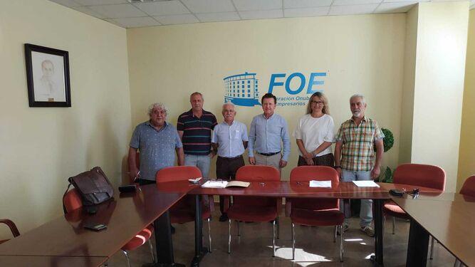 Sindicatos y empresarios del sector de suministros industriales de Huelva en la firma del convenio