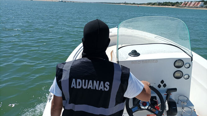 Un agente de Aduanas en una reciente operación en la desembocadura del Piedras