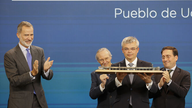 Felipe VI entrega el premio Foro La Toja al embajador de Ucrania en España, Serhii Pohoreltsev.