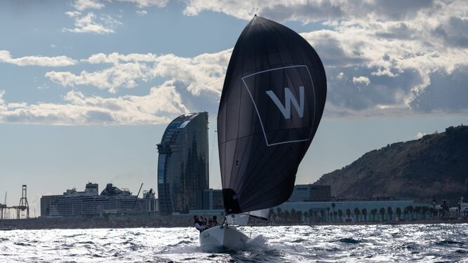 El J70 'Clínicas W Sailing Team' planeando en modo alto en aguas de Barcelona.