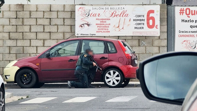 Un agente durante un operativo reciente en la costa de Huelva.