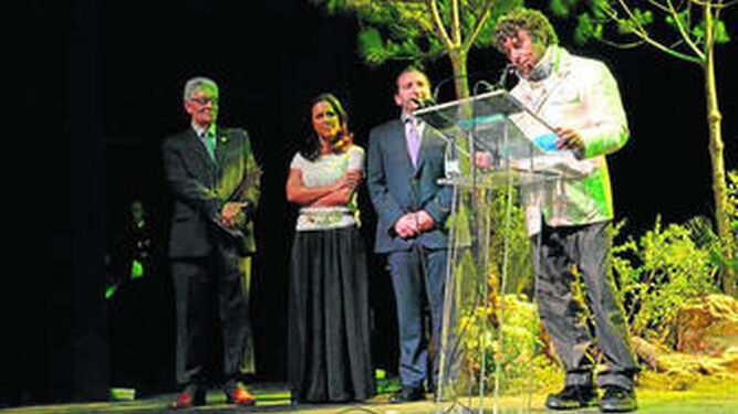 Jesús Quintero recibe la insignia de cronista rociero para 2014.