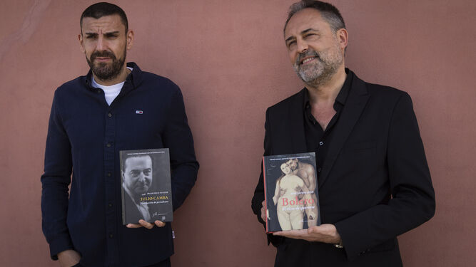Francisco Fuster y José Javier León, con sus libros.