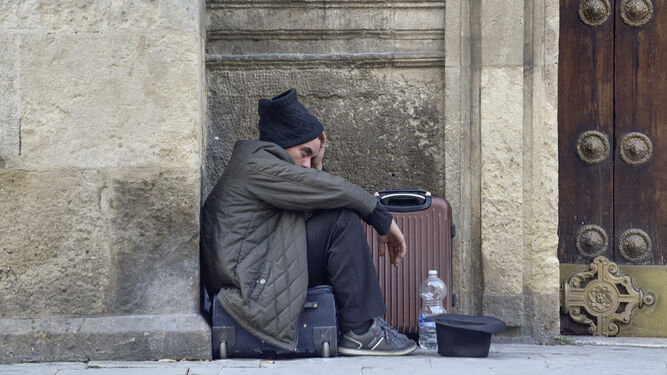 Un indigente en las puertas de una iglesia en Sevilla / JUAN CARLOS VÁZQUEZ