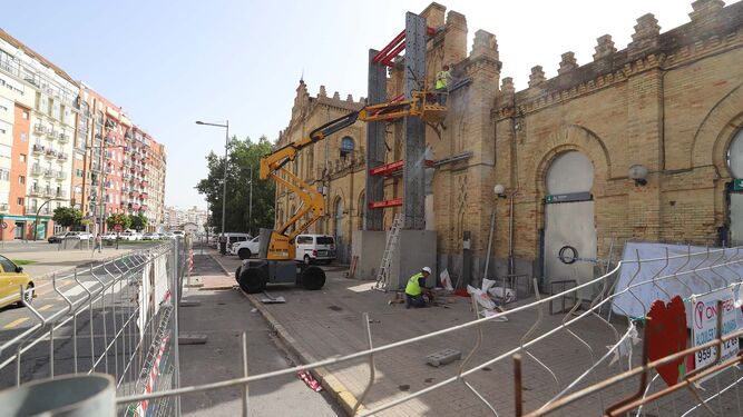 Comienza la instalación de las estructuras para reforzar la antigua estación de tren de Huelva.