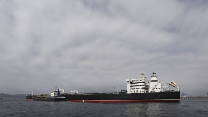 Barco en el que Cepsa ha realizado las pruebas con biocombustible en la bahía de Algeciras.