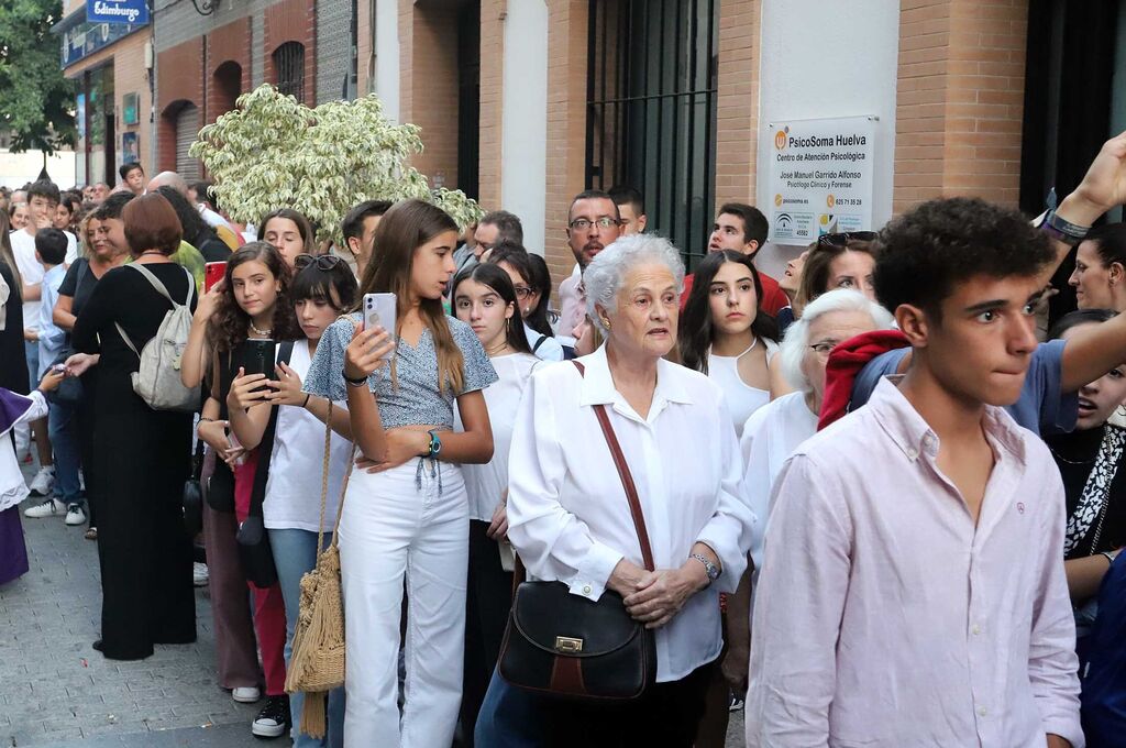 Im&aacute;genes de la procesi&oacute;n de la Virgen de la Amargura por las calles de Huelva