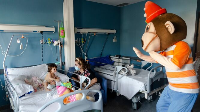 Los niños de Pediatría del hospital Juan Ramón Jiménez reciben una inesperada visita