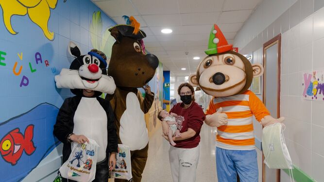 Los animales visitan Pediatría del hospital Juan Ramón Jiménez.