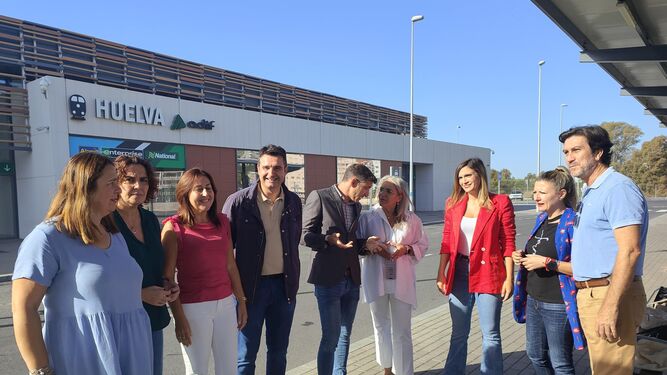 Miembros del PSOE de Huelva en la estación de tren.