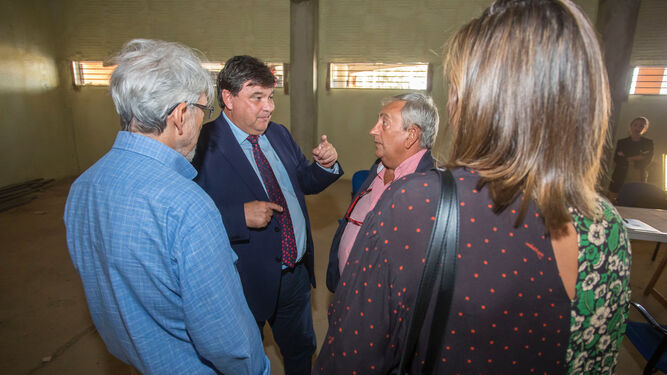 El alcalde de Huelva junto al presidente de ARO en su visita a las obras de la nueva sede en los bajos del Nuevo Estadio Colombino.
