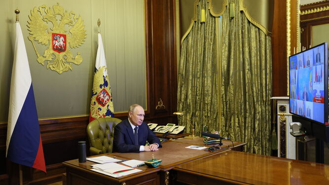 El presidente ruso, Vladimir Putin, se reúne con los miembros del Consejo de Seguridad mediante una videoconferencia en San Petersburgo.