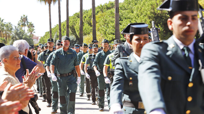 Agentes de diferentes unidades de la Guardia Civil inician el desfile hacia las carpas de la avenida de Andalucía de Huelva en el día de su Patrona.