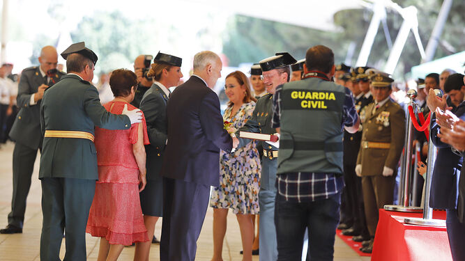 El coronel jefe de la Comandancia de Huelva en la entrega de uno de los reconocimientos.