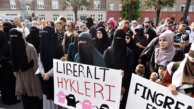 Mujeres musulmanas protestan contra la prohibición del burka y el nikab en Copenhague.