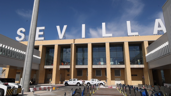 Nuevo letrero del aeropuerto de Sevilla visible desde la pista.