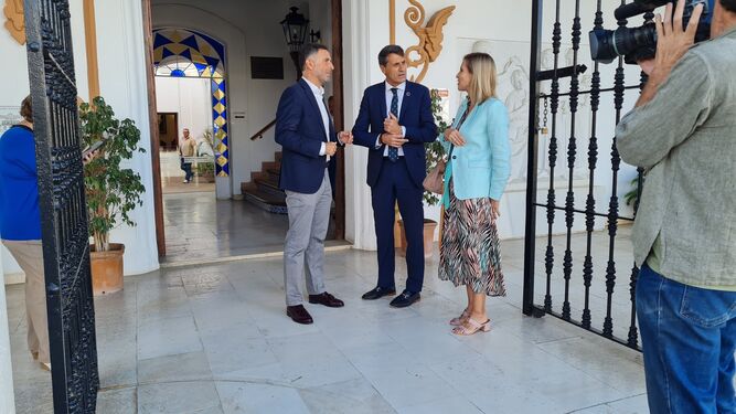 El delegado del Gobierno en Andalucía junto a Gustavo Cuéllar y Manuela Parralo en su visita a Moguer