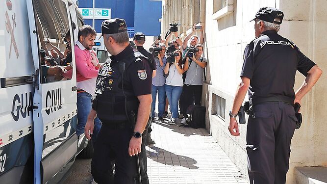 El autor del atropello a su llegada a la Audiencia Provincial de Huelva.