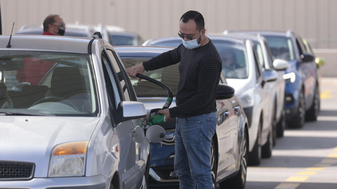 Un conductor reposta su vehículo en el primer día de aplicación de la bonificación al combustible, en abril de este año